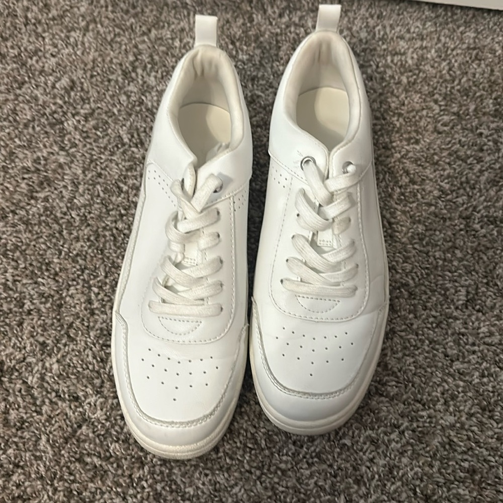 Universal thread - white tennis shoes - size: 9.5